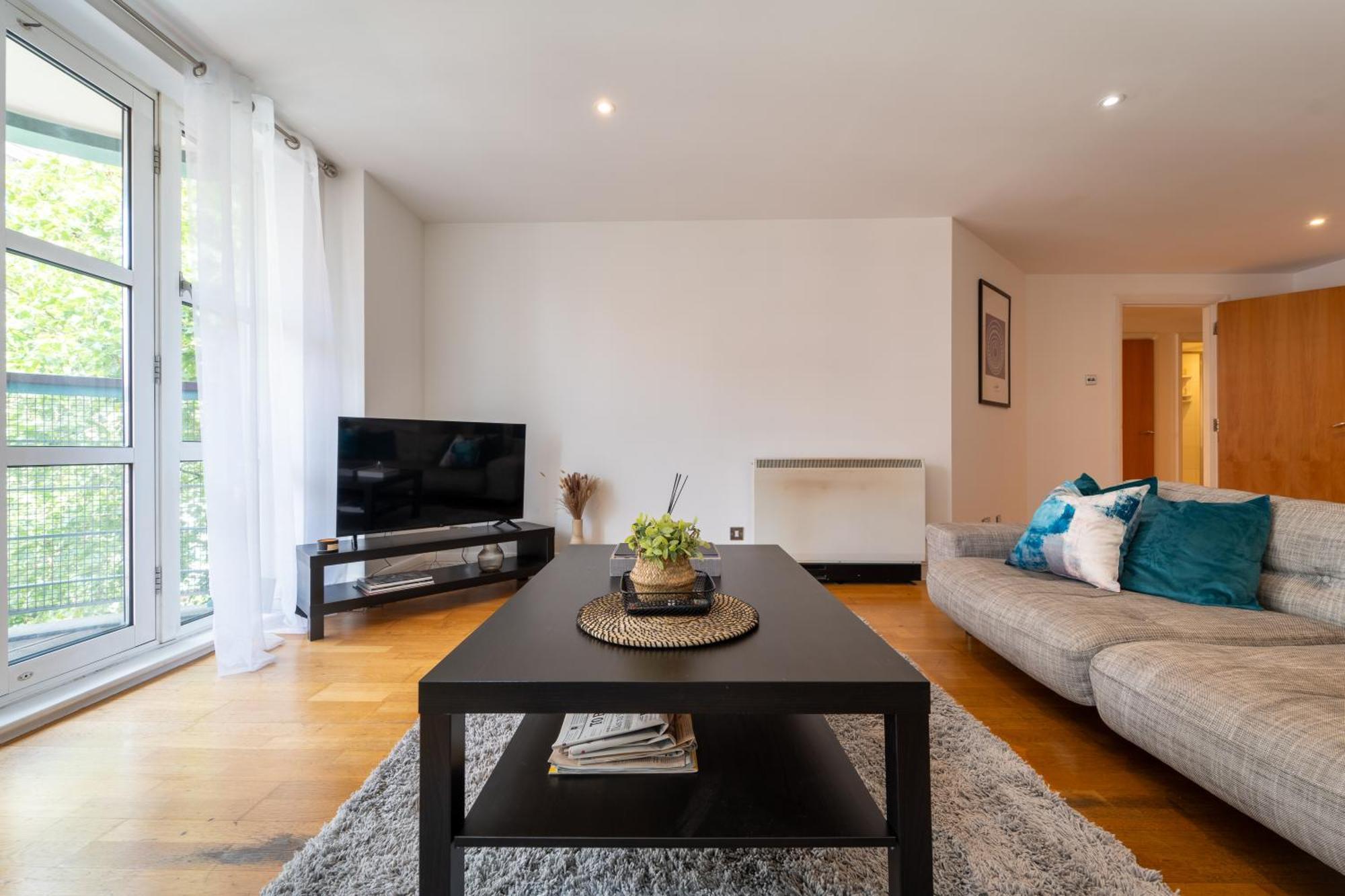 דירות 2Br Flat With Parking In לונדון מראה חיצוני תמונה