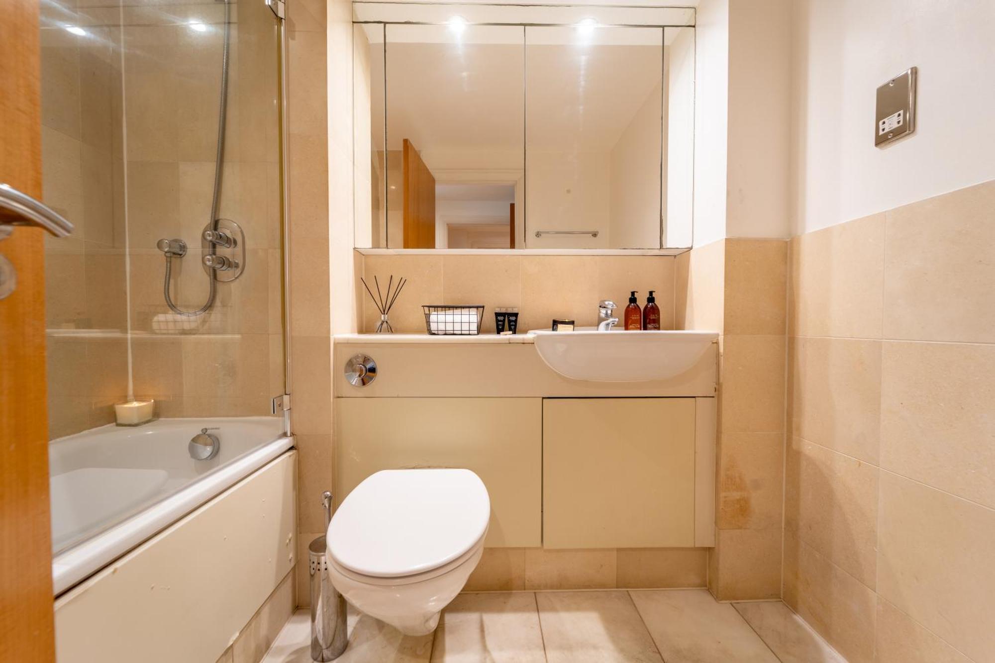 דירות 2Br Flat With Parking In לונדון מראה חיצוני תמונה