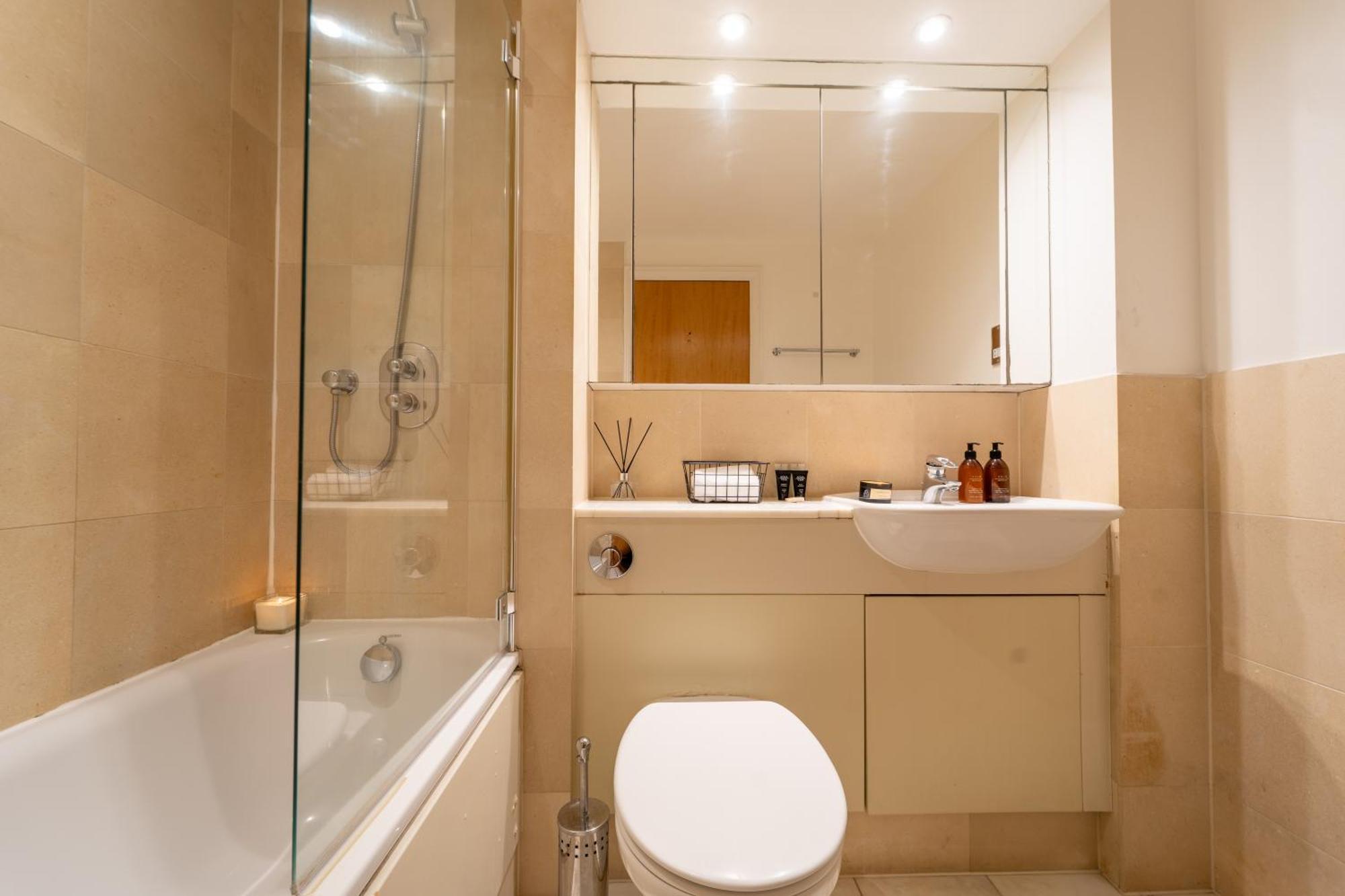 דירות 2Br Flat With Parking In לונדון מראה חיצוני תמונה