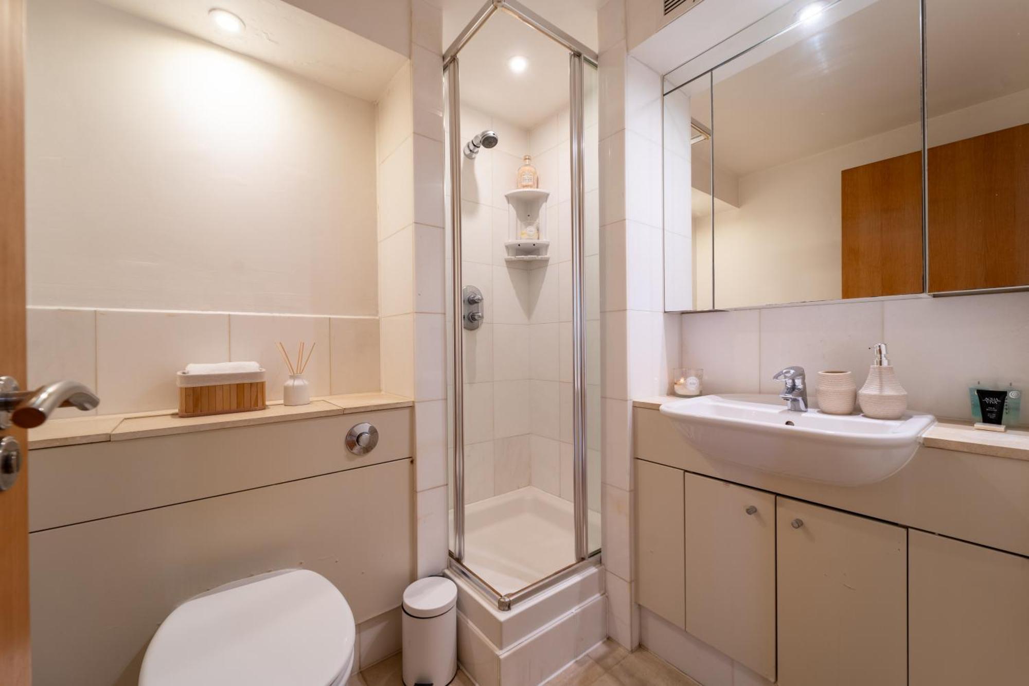 דירות 2Br Flat With Parking In לונדון מראה חיצוני תמונה